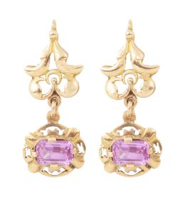 195.  Pendientes c.1940 con rosa de Francia que pende de motivos 