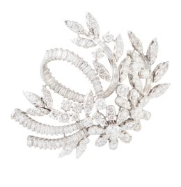 425.  Broche de brillantes con diseño floral atado con cintas de 