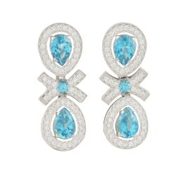 241.  Pendientes con dos perillas de topacios azules orlados de brillantes, unidos por lazo de brillante