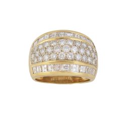 221.  Sortija ancha de pavé brillantes, entre dos bandas de diamantes talla princesa