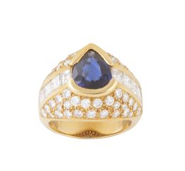 267.  Sortija con zafiro talla pera central de 2,30 ct, flanqueado por cinco diamantes talla carré en montura de pavé de brillantes