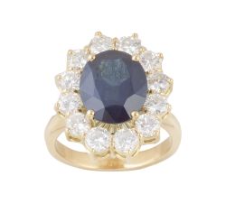 368.  Sortija con zafiro oval de 6,33 ct. orlado de brillantes