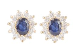 272.  Pendientes con zafiro oval orlado de brillantes