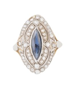 99.  Sortija ojival Belle-Époque, con zafiro talla navette central rodeado de diamantes y líneas caladas
