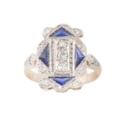 104.  Sortija rectangular Art-Decó de brillantes decorada con zafiros talla triángulo