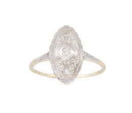 158.  Sortija lanzadera Art-Decó con brillante central en marco ojival calado