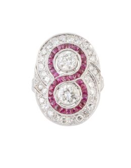 403.  Sortija oval de brillantes y rubíes estilo Art-Decó, con dos brillantes de 0,50 ct aprox. orlados de rubíes calibrados a modo de ojos de perdiz, y con marco exterior de brillantes