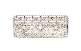 138.  Broche placa Art-Decó de diamantes con decoración calada y 