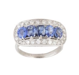 384.  Sortija con cinco zafiros ovales en banda central rodeada por orla oval de brillantes
