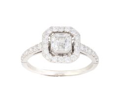 416.  Sortija octogonal con brillante central talla esmeralda cuadrada de 0,71 ct color estimado H y grado de pureza SI1, con orla de brillantes y brillantes en los brazos de la montura