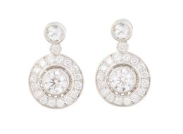 412.  Pendientes ojo de perdiz de brillantes, con brillante central de 0,50 ct que pende de pareja de chatones de brillantes, con el superior de mayor tamaño