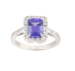 329.  Sortija con tanzanita rectangular de 1,87 ct orlada de brillantes, y con brillantes decorando los brazos de la montura
