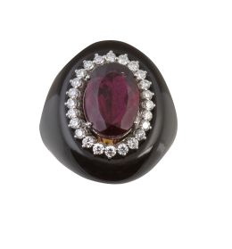 232.  Sortija con turmalina oval central de 4,86 ct orlada  de brillantes, con silestone negro decorando la montura, que apoya sobre oro amarillo