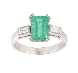 320.  Sortija con esmeralda rectangular 1,43 ct aprox. flanqueada por dos diamantes talla baguette