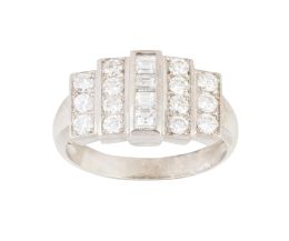 338.  Sortija de brillantes en bandas escalonadas de tamaño creciente hacia el centro, coronado por líenea de diamantes talla carré