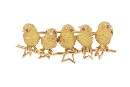 17.  Broche con cinco pájaros en oro grabado mate, decorados con