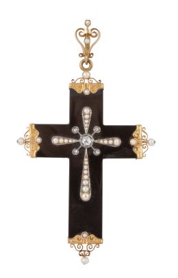 27.  Cruz colgante S. XIX de ónix, con cruz superpuesta de diamantes y perlas y remate de los brazos en oro con decoración grabada y perlas