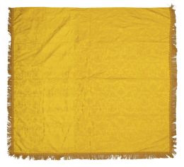 637.  Colcha de damasco ocre con flecos.Primer tercio del S. XIX.