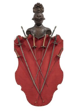 638.  Panoplia rematada por casco de armadura de madera tallada y fieltro, con ocho espadas, cuatro de ellas orientales.Finales del S. XIX - principios del S. XX.