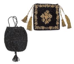 1190.  Lote de dos bolsos de faltriquera: uno bordado con hilos dorados, con hojas de roble, sobre terciopelo, del S. XIX; y otro con abalorios de canutillos, principios del S. XX.