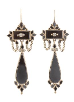41.  Pendientes largos de ónix y diamantes con diseño de cartela de la que pende gota  