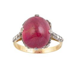 115.  Sortija con cabuchón de rubí de 7 ct aprox rodeado en la base con diamantes