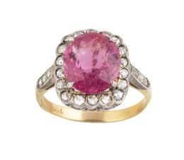 65.  Sortija con cabuchón de turmalina rosa de 3,5 ct aprox. orlado de diamantes