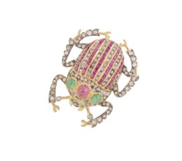 46.  Broche escarabajo con diamantes y rubíes calibrados en band