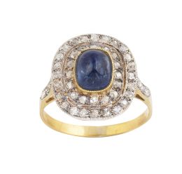 50.  Sortija con cabuchón de zafiro talla central de 1,50 ct aprox, rodeado por doble orla escalonada de diamantes