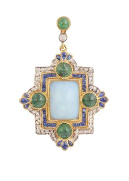 47.  Colgante con ópalo central de 5,5 ct, en cabuchón cuadrangular, rodeado por marco decorado con diamantes, zafiros y esmeraldas