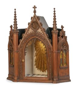 1337.  Capilla expositora neogótica de madera tallada y cristales emplomados coloreados de la Anunciación. España, h. 1890.