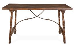 1049.  Mesa de madera de nogal, con fiadores de hierro y patas de lira.El tablero antiguo y las patas de época posterior.España.