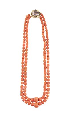 79.  Collar de coral de pp. S. XX, con dos hilos de cuentas cilíndricas de tamaño creciente hacia el centro, con cierre de flor decorado con amatista central
