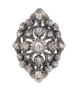 29.  Sortija Isabelina S. XIX de diamantes en diseño romboidal con decoración calada