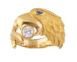 216.  Sortija con cabeza de águila con chatón de brillante en la boca y ojo de zafiro