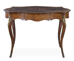 676.  Mesa de centro Napoleón III de madera con aplicación de bronces dorados.Francia, mediados del S. XIX.