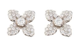 282.  Pendientes flor de brillantes, con cuatro pétalos de pavé rodeando a un brillante en garras