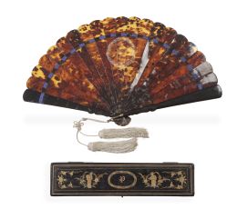 1184.  Abanico brisé de carey con medallón con inicial y dos borlas.China, primer cuarto del S. XIX.