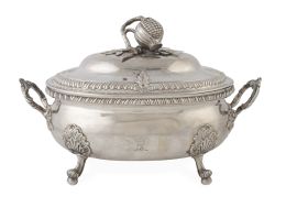 1159.  Sopera con tapa de plata en su color, rematado por una granada. Con marcas.Irlanda, finales del S. XVIII - S. XIX. 