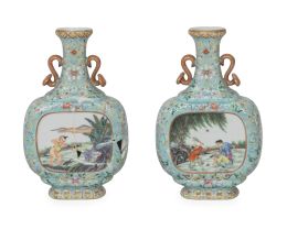 1168.  Pareja de jarrones de porcelana esmaltada en azul turquesa. Con marca en rojo en la base.Dinastía Qing, China, S. XIX.