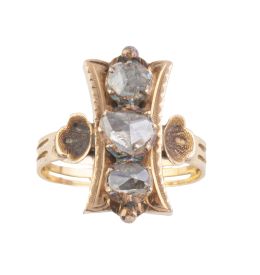 7.  Sortija lanzadera S. XIX con tres diamantes dispuestos en vertical