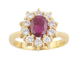 215.  Sortija rosetón de rubí central talla oval, orlado de brillantes engastados en garras