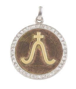 56.  Colgante circular S. XIX con símbolo de oro aplicado sobre cobre, en marco de platino y diamantes