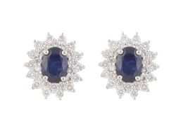 278.  Pendientes con zafiro oval central rodeado por doble orla de brillantes