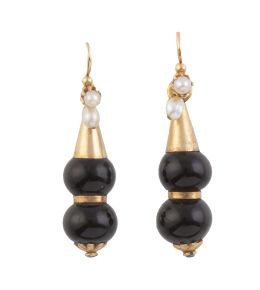 52.  Pendientes largos S. XIX con esferas de ónix entre discos de oro, que pende de cono y pareja de perlitas finas