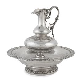 677.  Aguamanil de plata con iniciales CL grabadas bajo corona ducal. Con marcas, ley 950.Francia, segunda mitad del S. XIX.