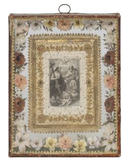 1035.  Santísima Trinidad.Escaparate con flores de tela y aplicaciones metálicas y grabado.Trabajo conventual, h. 1900.