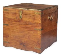 1219.  Baúl victoriano de barco de madera de alcanfor y metal dorado.Inglaterra, finales del S. XIX.