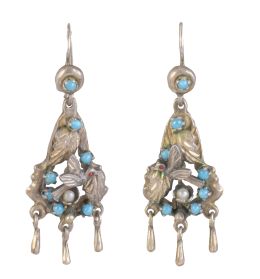 30.  Pendientes largos de pp. S. XX con hojitas y ave aplicadas en plata y decoradas con vidrios color turquesa