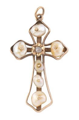 16.  Cruz colgante de perlas de aljófar S. XIX